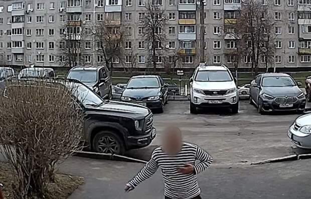 Мужик в тельняшке с топором устроил драку с невидимым противником в Ступино