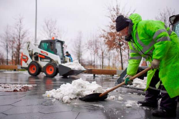 Задолжавших за услуги ЖКХ россиян предложили привлечь к уборке снега