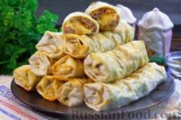 Фото к рецепту: Рулетики из лаваша, с фаршем и сыром (в духовке)