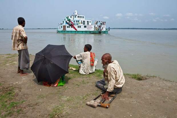 Передвижная больница на корабле, работающая при поддержке благотворительной организации под названием FriendshipBD., обслуживает сотни тысяч жителей Бангладеш, живущих на островах реки Джамун.