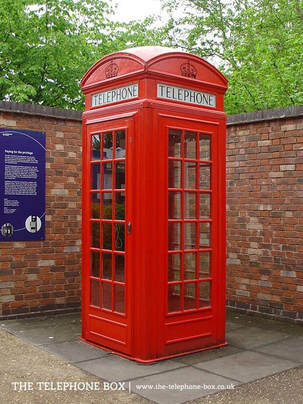 Фотография: Задушевный разговор: знаменитая красная телефонная будка скопирована с надгробия №8 - BigPicture.ru