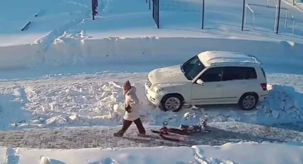 Женщина потеряла ребёнка, которого везла на снегокате
