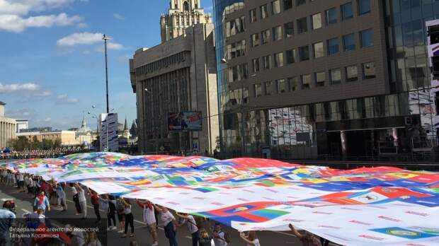 Митинг-концерт в Москве, посвященный Дню флага, свободно посетили либеральные журналисты