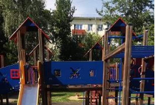На детской площадке на проспекте Маршала Жукова отремонтировали детский городок