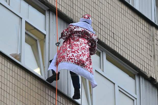 Деды Морозы спустились с крыши детской больницы в СЗАО поздравить пациентов