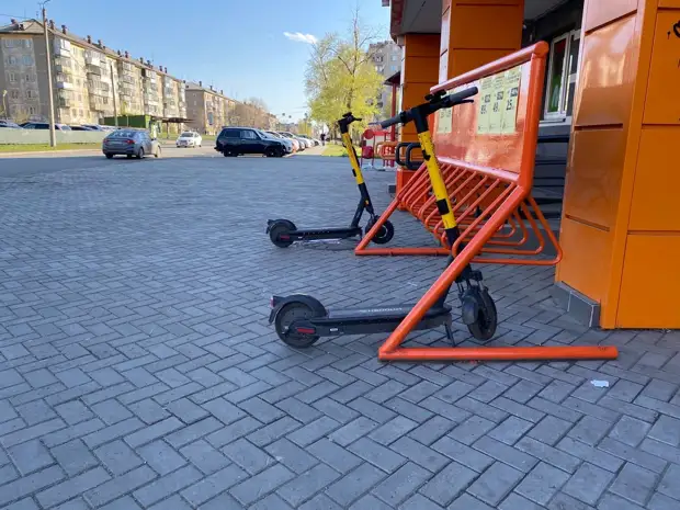 В Магнитогорске вечером мужчина упал с электросамоката и погиб