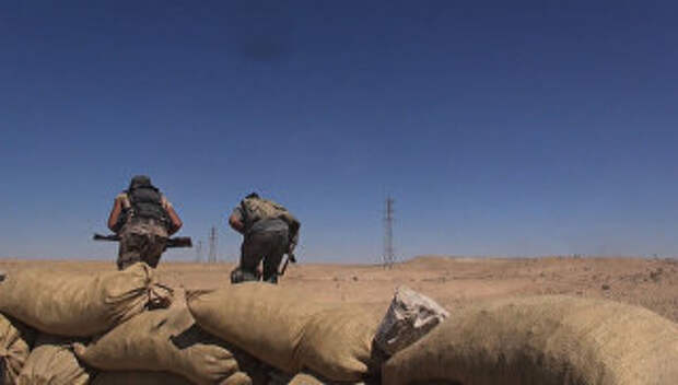 Бойцы сирийской армии во время операции по деблокированию авиабазы Дейр-эз-зор в районе господствующей высоты Аллуш