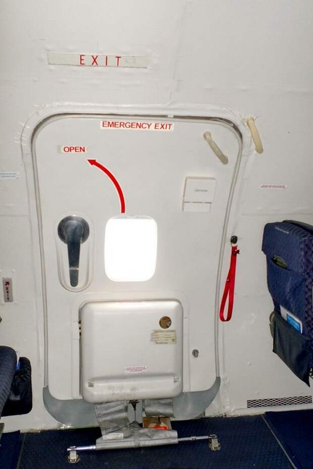 Аварийный выход в самолете Боинг-727 Zero Gravity