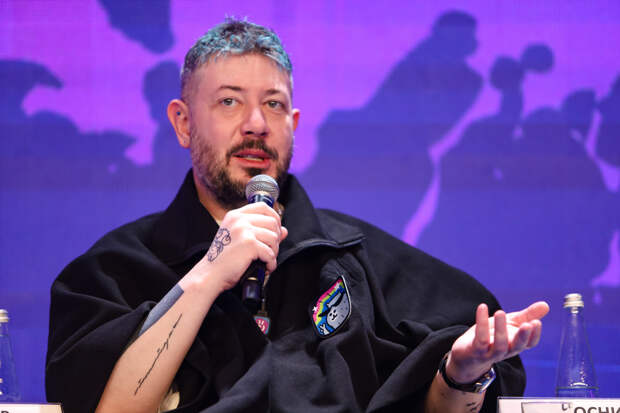 Артемий Лебедев матом высказался о закрывшей визовые центры для россиян стране