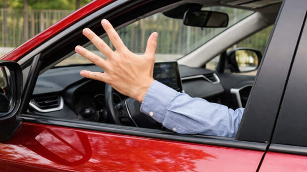 Открытая ладонь, моргание фарами и хлопок в ладони: что означают жесты водителей