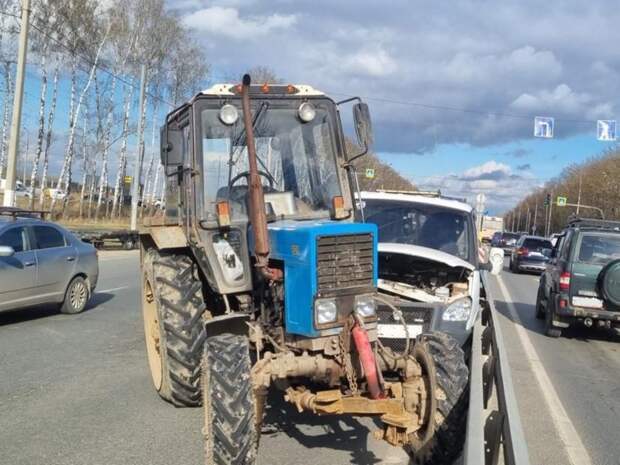 Во Владимире на трассе Р-132 трактор попал в ДТП с грузовиком-автовозом