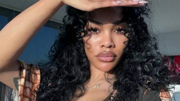 Наряд актрисы на премьере фильма высмеяли в сети фразой «подгузник полон»