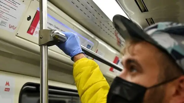 Вирусолог прокомментировал отмену обязательного ношения перчаток в Москве