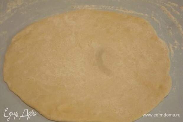Тесто для хачапури раскатать в виде круглой лепешки.