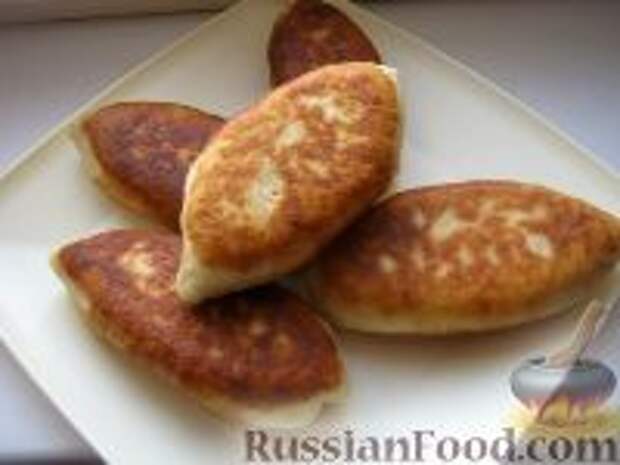 Фото к рецепту: Жареные пирожки с рисом и яйцом