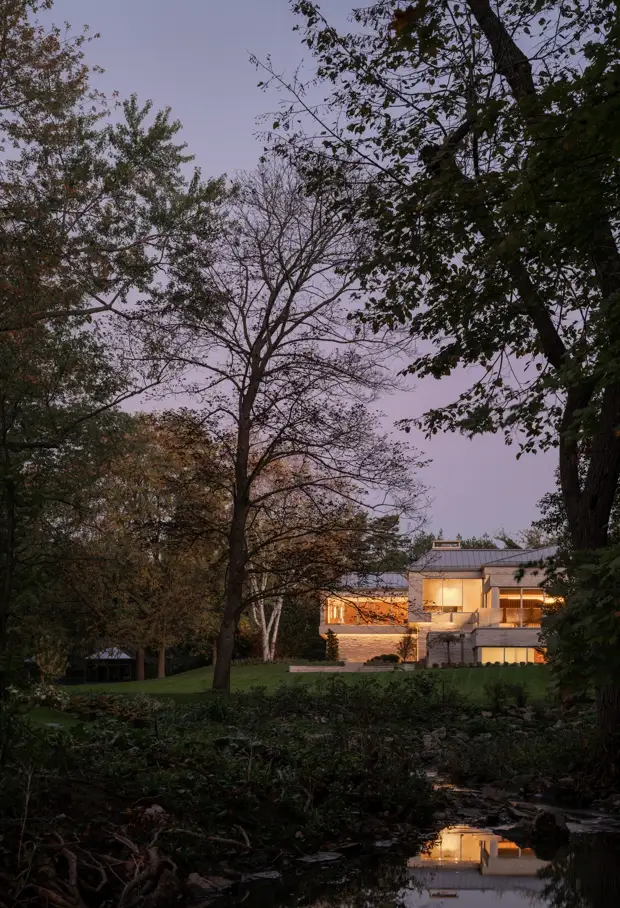 Семейный дом с многоуровневыми пространствами в Канаде