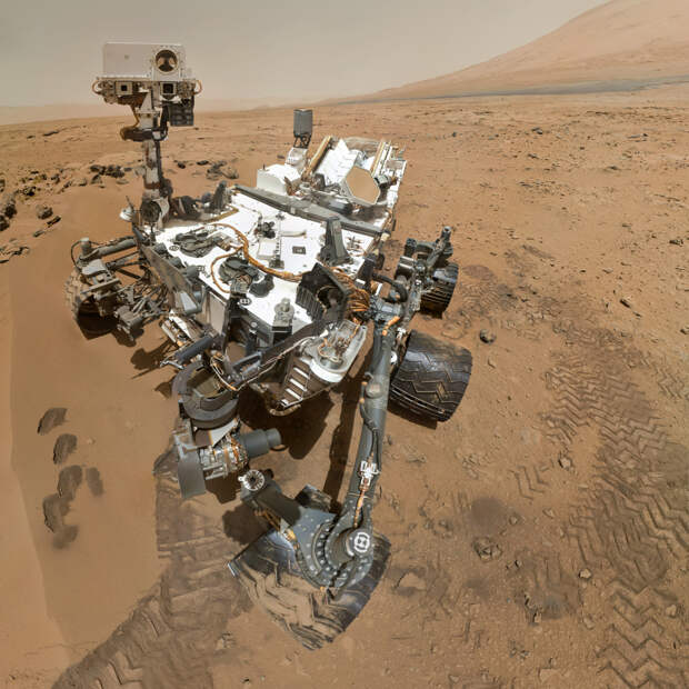 https://upload.wikimedia.org/wikipedia/commons/4/44/PIA16239_High-Resolution_Self-Portrait_by_Curiosity_Rover_Arm_Camera_square.jpg?uselang=ru