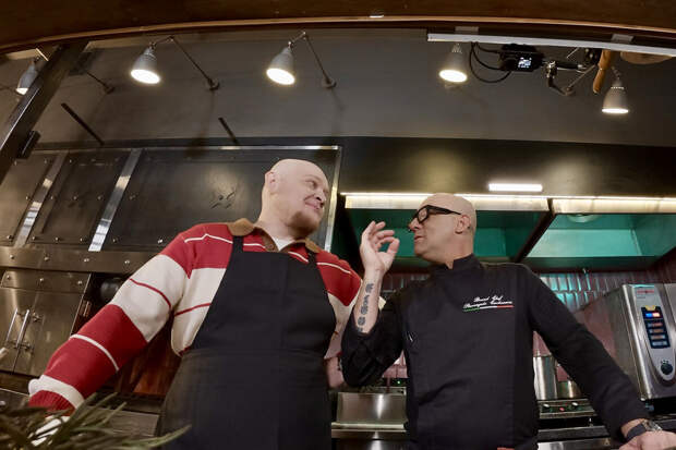 Комик Михаил Стогниенко стал ведущим шоу "Особенности национальной кухни"