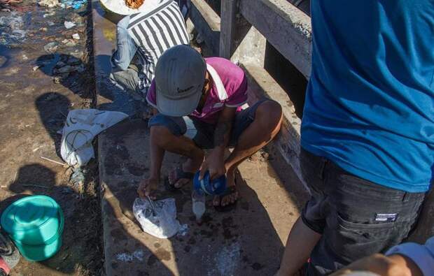 Как ловят рыбу пластиковыми бутылками вьетнамцы (7 фото)