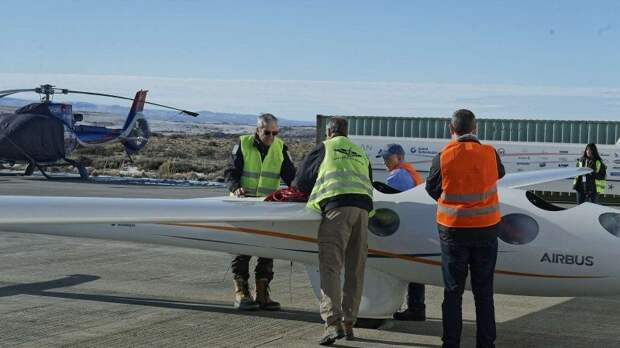 Во время испытательных полетов в утеплённой и герметичной кабине планера находятся два пилота. ynews, летательные аппараты, летательный аппарат, мировой рекорд, новости, планер, планеры, рекорды
