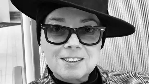 «Добра, любви!» Улыбающийся Юдашкин удивил внешним видом