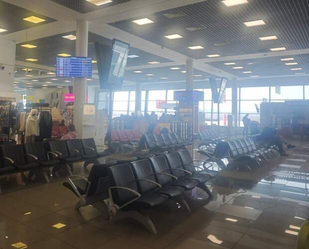 Самолёт, летевший из Владивостока в Хабаровск, совершил экстренную посадку