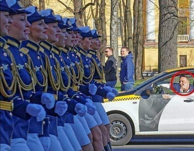 Девушки на марше