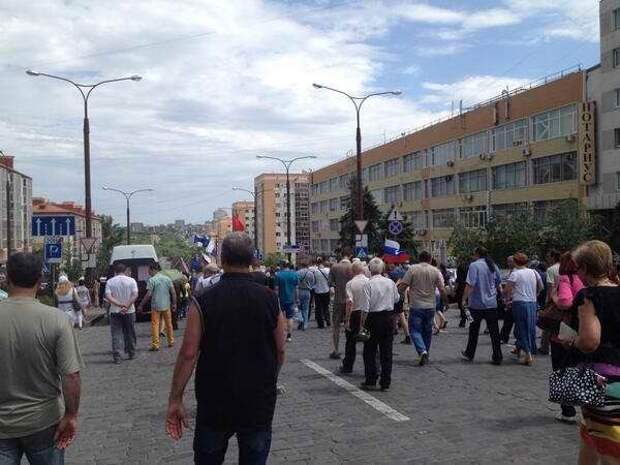 В Донецке митингующие блокировали резиденцию олигарха Рината Ахметова В Донецке митингующие блокировали резиденцию олигарха Рината Ахметова