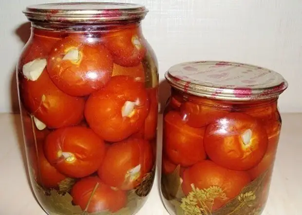 Нежные и вкусные маринованные томаты, с чесноком внутри. Наш семейный рецепт