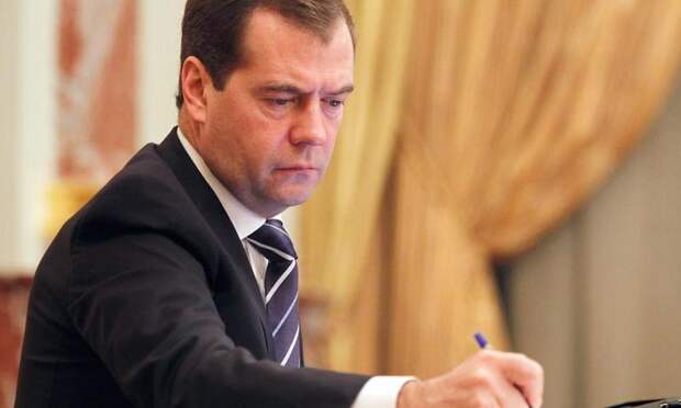 Медведев отменил декрет 1917 года о 8-часовом рабочем дне 