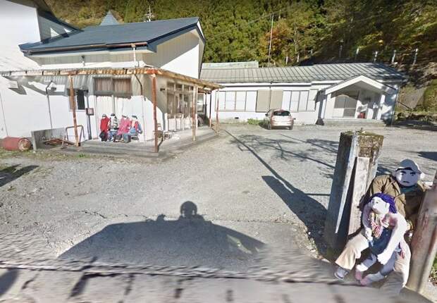Японская деревня, населенная куклами в рост человека google earth, не лучшее место на Земле, неожиданно, пугающе, снимки, тайны и загадки, удаленные места, фотографии