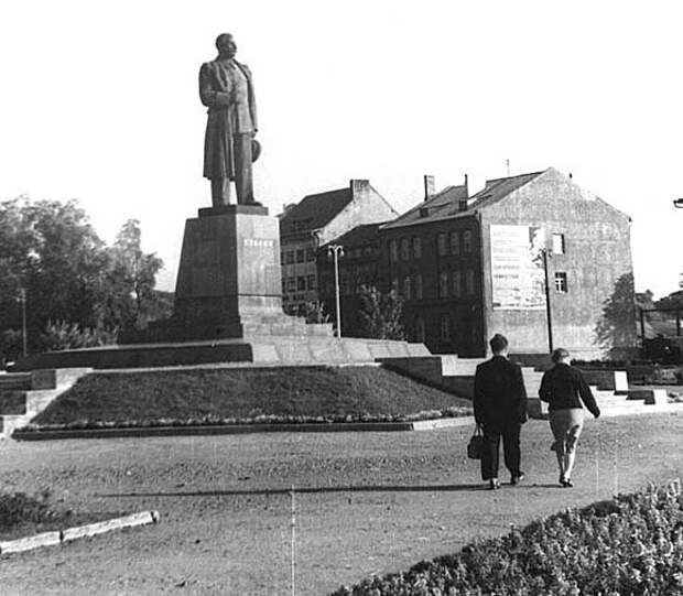 Памятник Сталину на площади Победы в Калининграде. 1953 год.