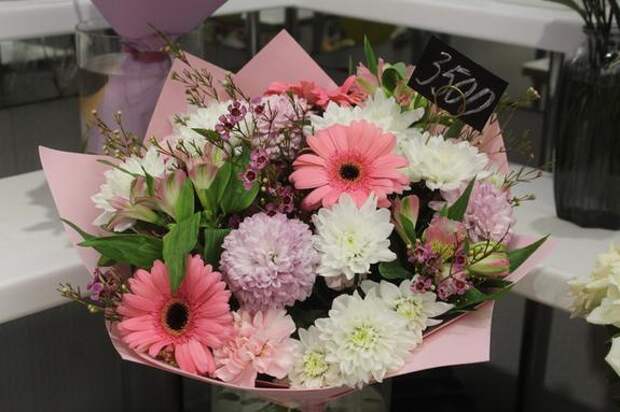 Стихийные цветочные рынки перед 8 Марта активизировались у метро «Пионерская»