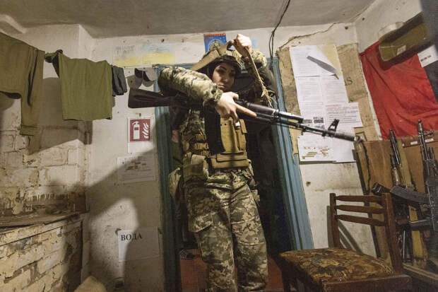 Уралов: на Украине в первую очередь мобилизуют женщин, получивших гранты