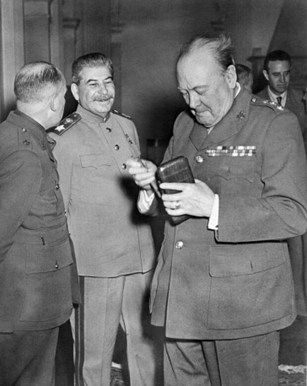 Маршал Советского Союза Иосиф Сталин и премьер-министр Великобритании Уинстон Черчилль перед началом одного из заседаний