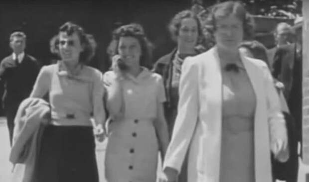 Сотовый телеон в 1938-м перепутали эпоху, путешествия во времени