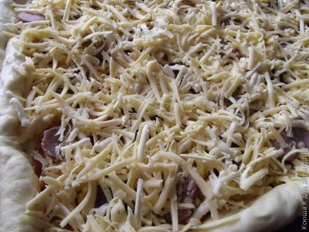 пицца с грибами и колбасой пицца с грибами и колбасой