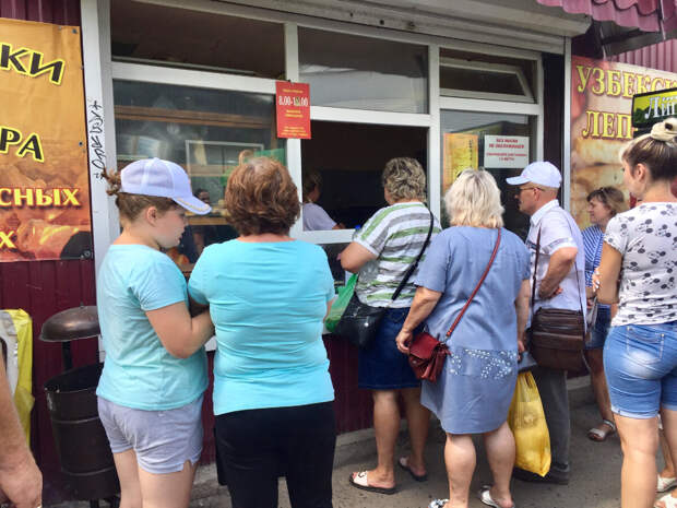 Шаурмичные ларьки с массой и лепешками очень нам полюбились