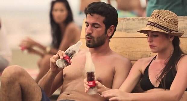 Coca-Cola выпустила бутылку, сделанную полностью изо льда (8 фото+видео) Coca-Cola выпустила бутылку, сделанную полностью изо льда (8 фото+видео)
