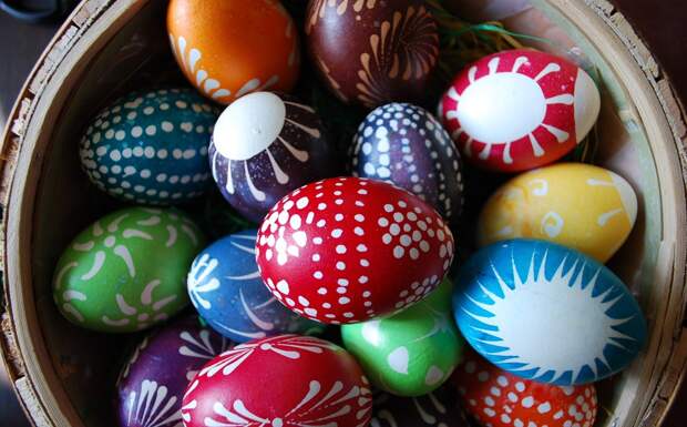 Выбор гамы на Пасху: в какие цвета нельзя красить яйца