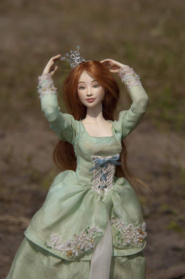 Даже у куклы из полимерной глины могут быть шикарные волосы