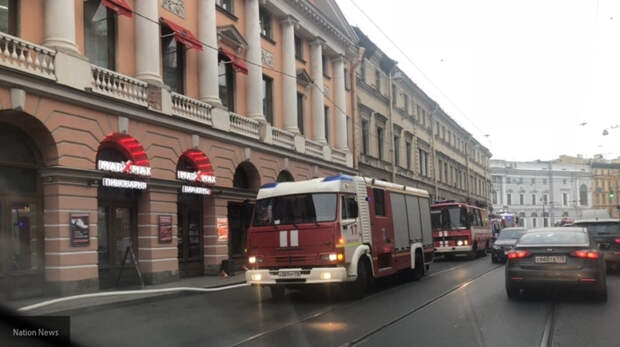 Горит последний этаж здания на Садовой улице в Петербурге