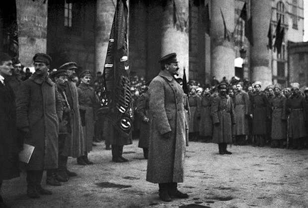 Троцкий выступает перед красноармейцами. 1918 год
