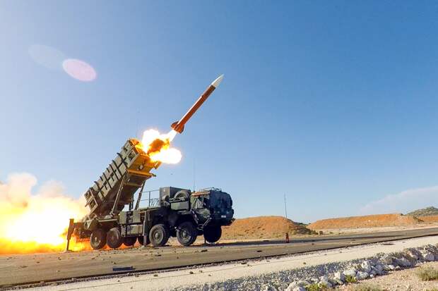 Patriot 24 раза подряд выстрелил по иранской ракете, это сняли на видео