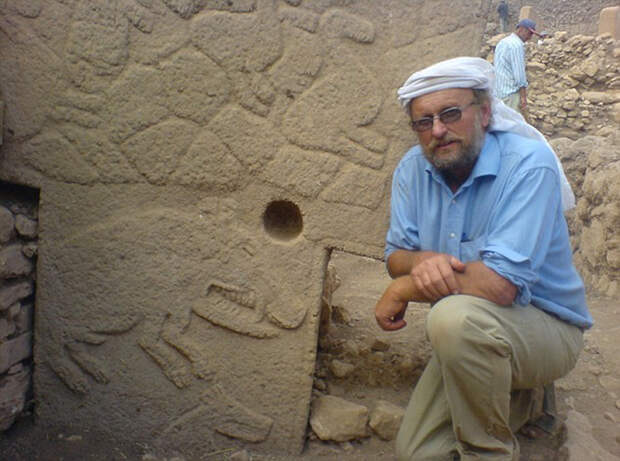 Профессор К. Шмидт (1953-2014) был уверен, что данное строение слишком масштабно для людей каменного века и требовало наличия как минимум полтысячи строителей. /Фото:blogspot.com