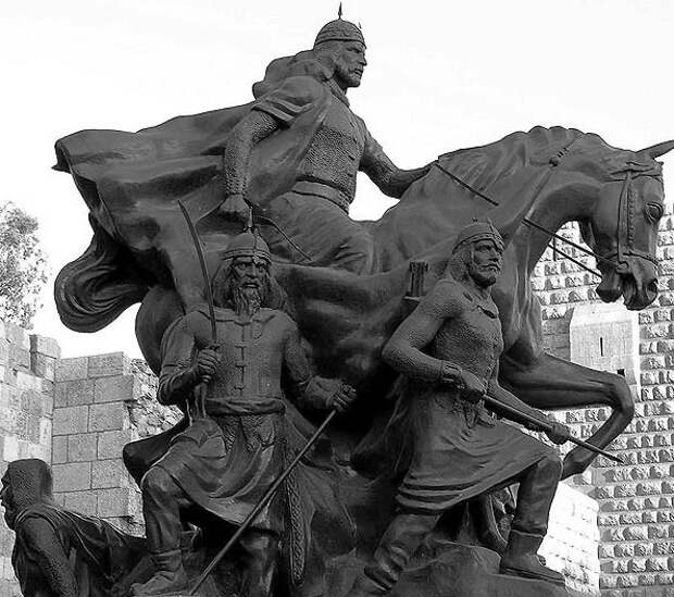 Статуя Саладина в Дамаске. Изображение взято из книги А.Ю.Склярова "По следам Ковчега Завета", издательство ВЕЧЕ, 2015