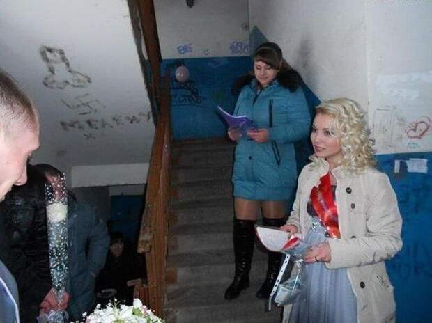 Неприличные рисунки и надписи - это ерунда! банкет, жених и невеста, свадьба, сельская свадьба, фотографии, юмор