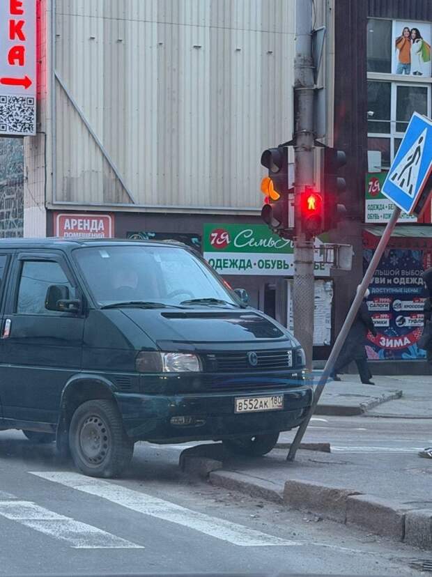 Ещё фото с места ДТП на пересечении ул. Постышева и пр. 25-летия РККА https://t.me/webmoney_dn/310550