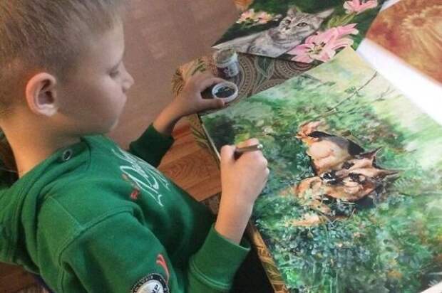 Мальчик супергерой, рисует и кормит бездомных животных