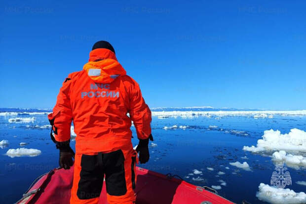 Amur Mash: в Сахалинской области отколовшуюся льдину с рыбаками уносит в море